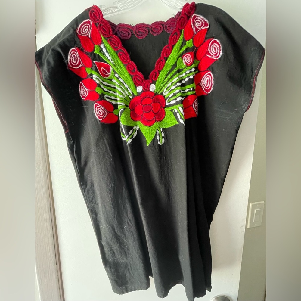 MELANI V-NECK MEXICAN SHIRT IN BLACK W/ HAND EMBROIDERY IN SIZE M/L - NO TAGS